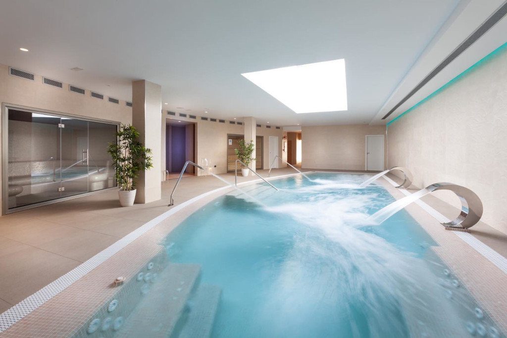 Zwembad met jets in een binnenspa op Tenerife.