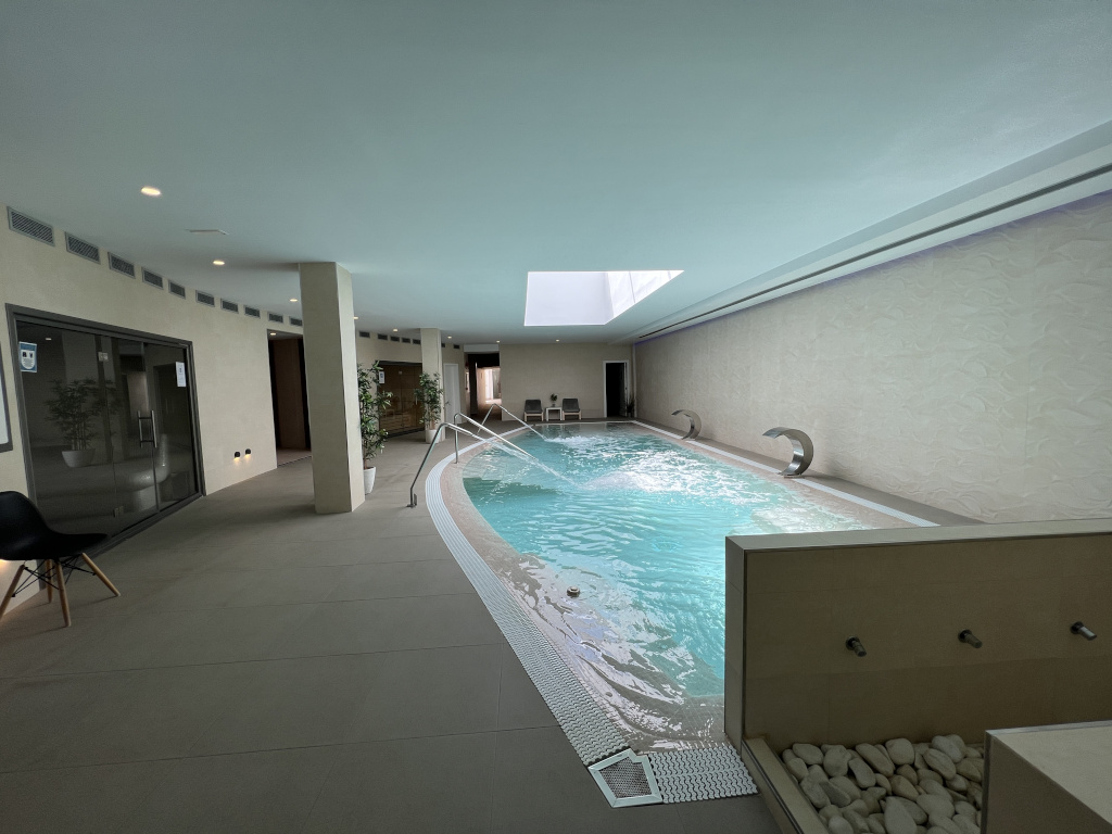 Binnenzwembad met waterval in een spa op Tenerife.