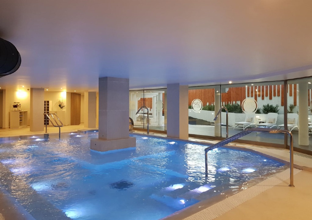 Binnenzwembad met waterstralen in een spa op Tenerife.