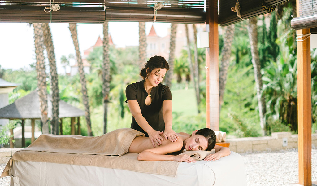 Masseuse die massage uitvoert in een buitenspa op Tenerife.