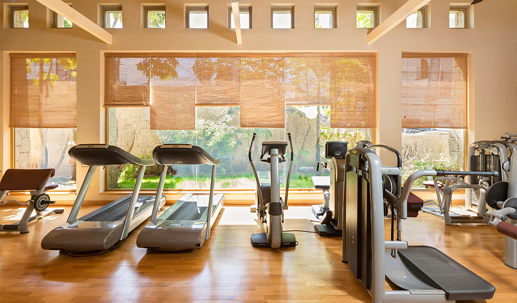 Moderne sportschool met loopbanden en fitnessapparaten op Tenerife.