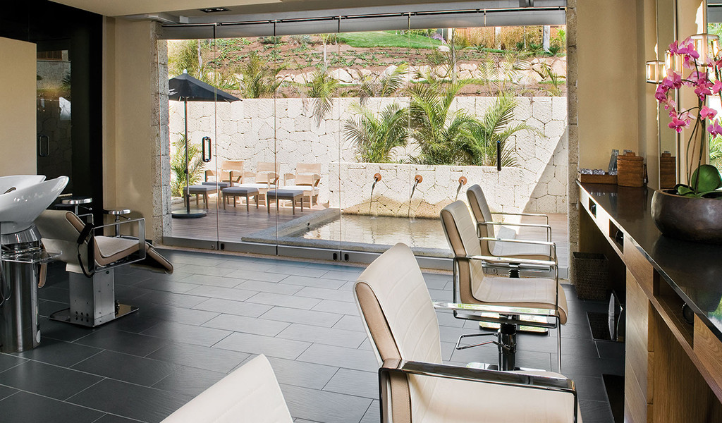 Schoonheidssalon op Tenerife met uitzicht op een buitenterras met planten.
