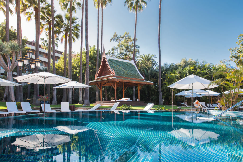 Zwembad met parasols en een oosterse cabana in een hotel op Tenerife.