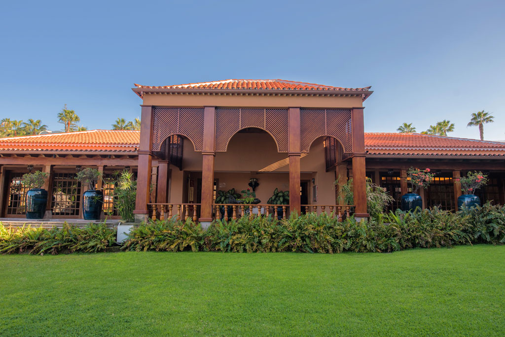 Bouw van traditionele Canarische architectuur in een tuin op Tenerife.