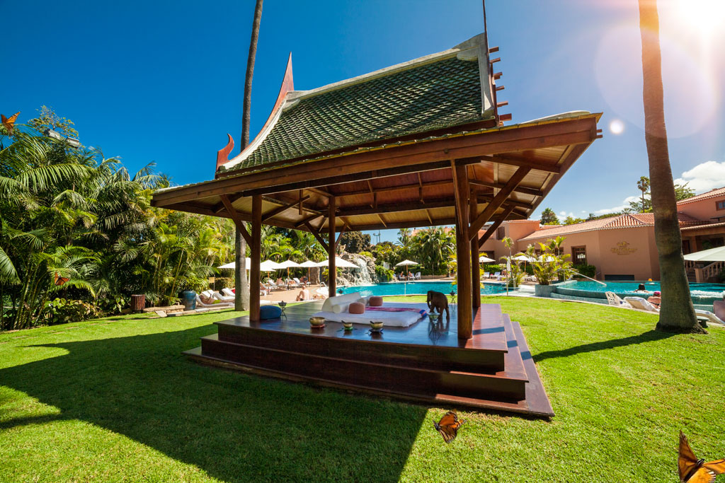 Houten paviljoen in de tuin met zwembad in het hotel van Tenerife.