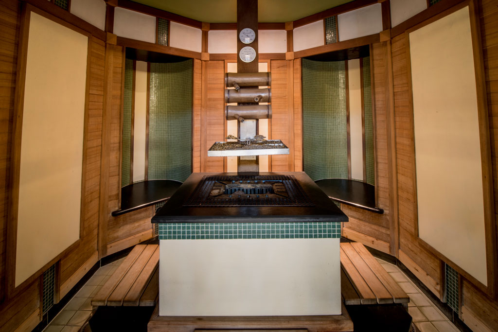 Traditionele houten sauna op Tenerife met thermometers aan de muur.