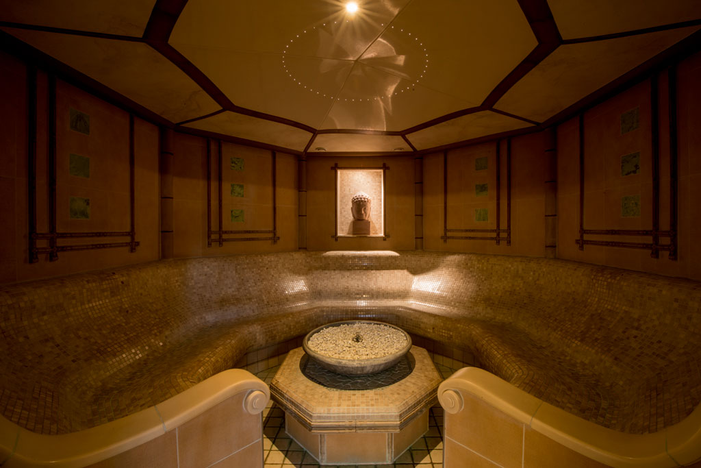 Spa-ruimte met centrale fontein en mozaïeken, op Tenerife.