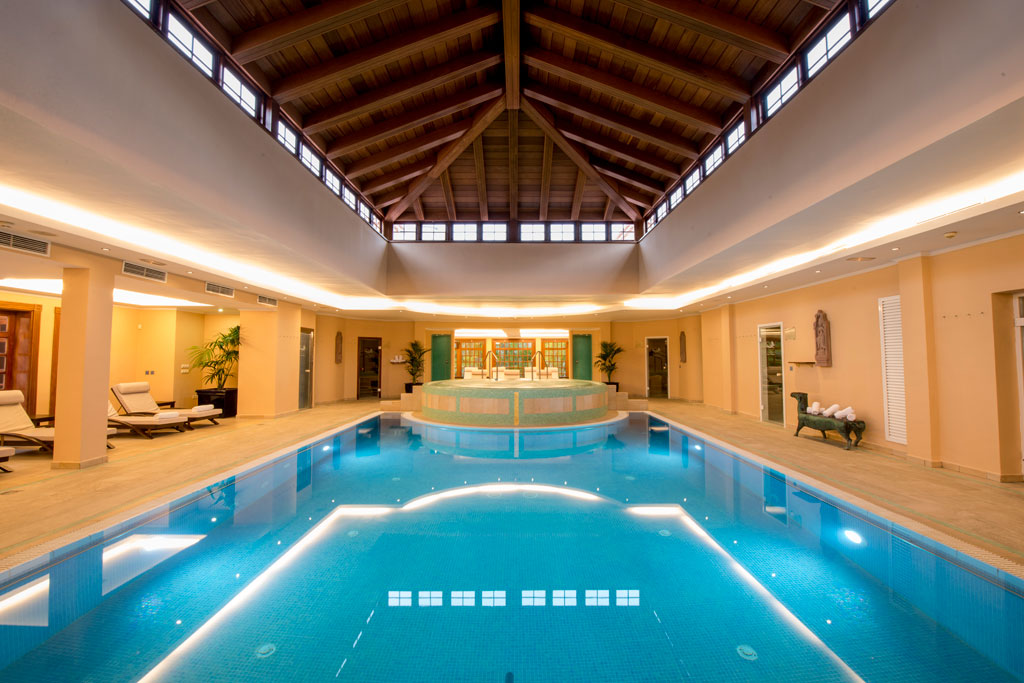 Binnenzwembad met houten dak in de spa van Tenerife.