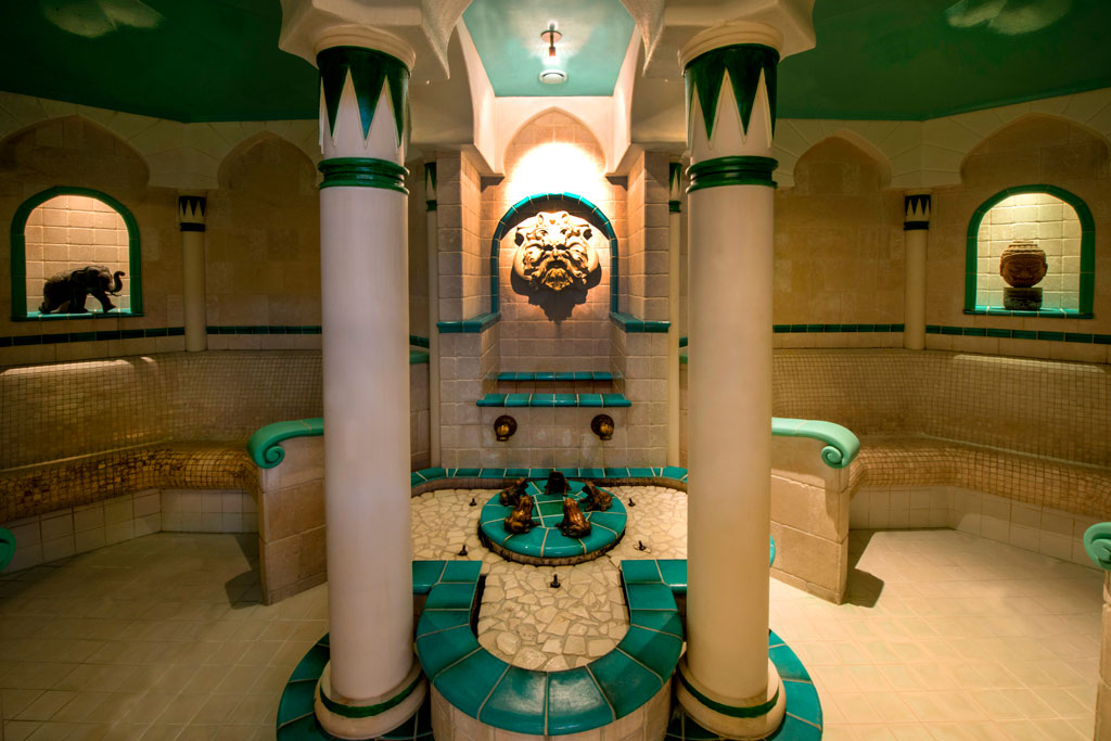 Themabadkamer met zuilen en dierendecoraties op Tenerife.